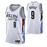 Maglia Brooklyn Nets Goran Dragic #9 Citta 2022-23 Bianco